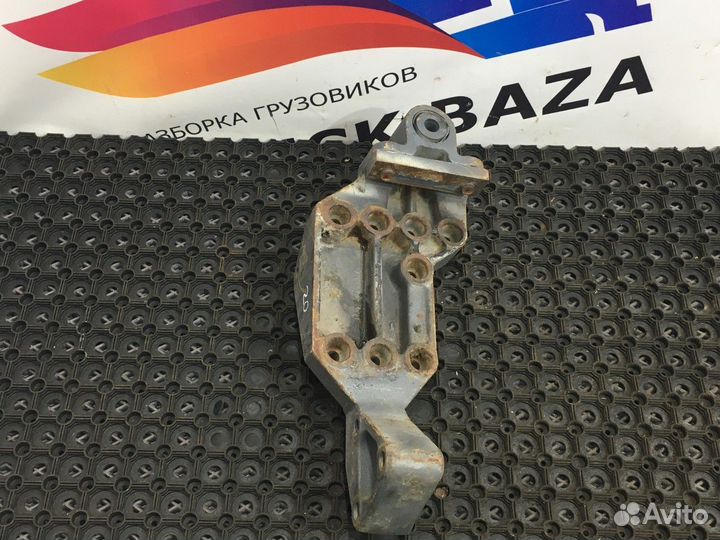 Кронштейн передней рессоры левый