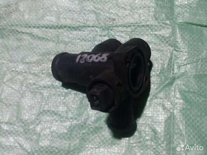 Фланец системы охлаждения Volkswagen Passat B3