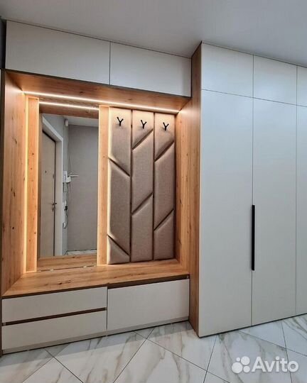 Шкаф в прихожую с мягкой панелью