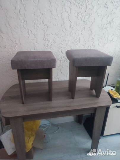 Кухонный стол и табуретки