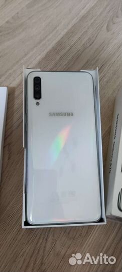 Телефон Samsung A70. Экран разбит
