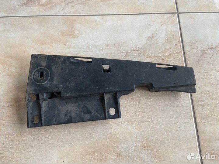 Кронштейн радиатора передний правый Mercedes Glk