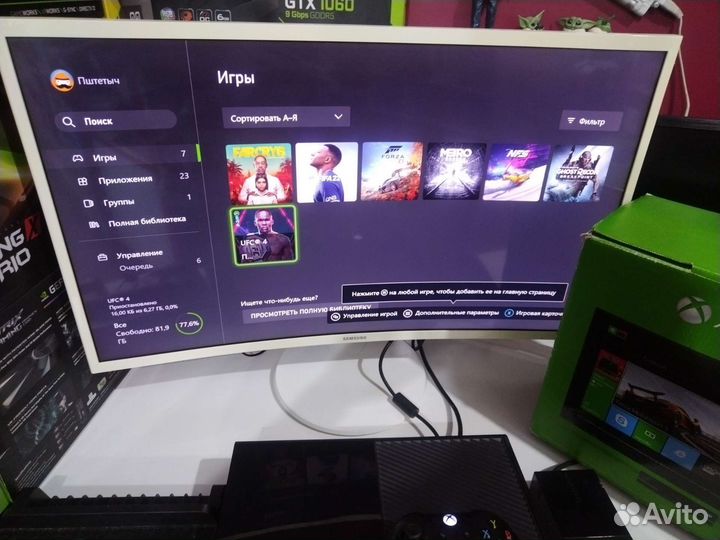 Игровая приставка Xbox One с подставкой