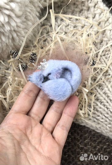 Брошь из шерсти Принцесса лебедь