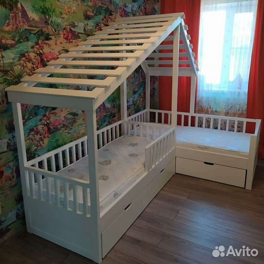 Детская кроватка домик