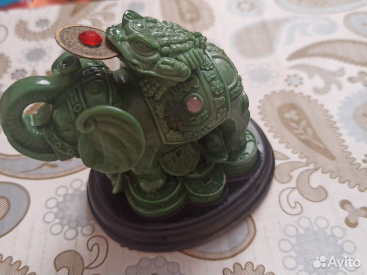 Статуэтка из нефрита слон с жабой