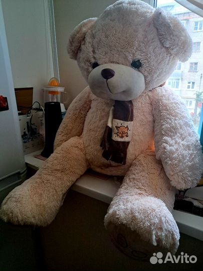 Большой плюшевый медведь