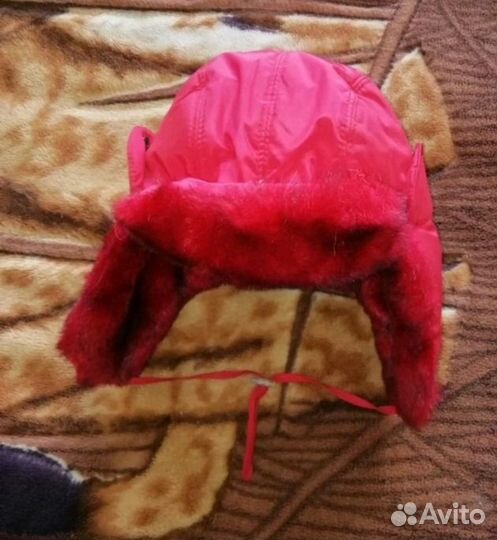 Продаются Шапки зимние 2 штуки, бордовая и кремова