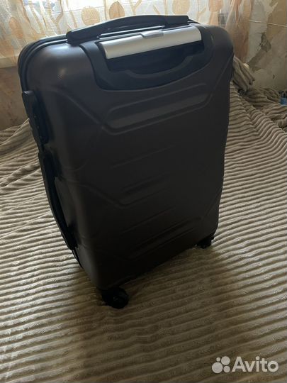 Чемодан на колесах размер s