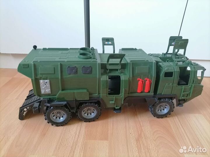 Огромные машины (военная 58см, гоночная 40см)