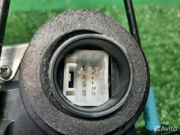 Замок двери задней левой Toyota Verso R2 2009