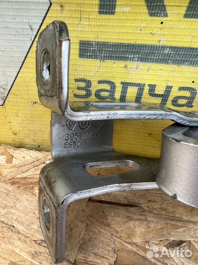 Петля двери багажника правая LADA Largus