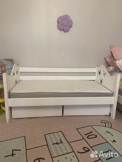 Детская кровать с бортиком и матрасом