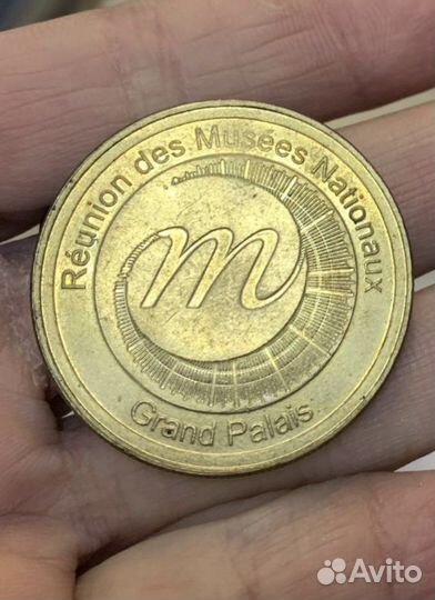 Памятная сувенирная монета из Лувра