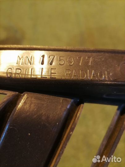 Решетка радиатора MN175977 левая Mitsubishi Outlan