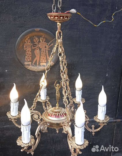 Красивая старинная люстра