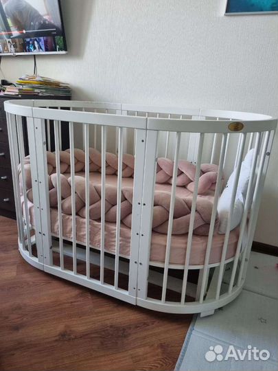 Детская кроватка с маятником