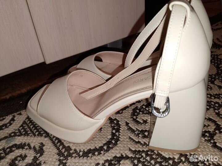 Туфли женские на толстом каблуке