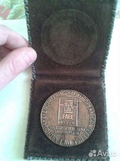 Настольная медаль