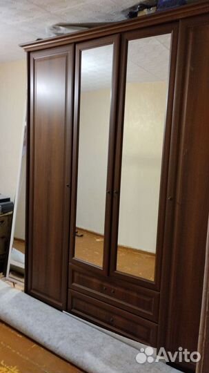 Шкаф распашной с зеркалом