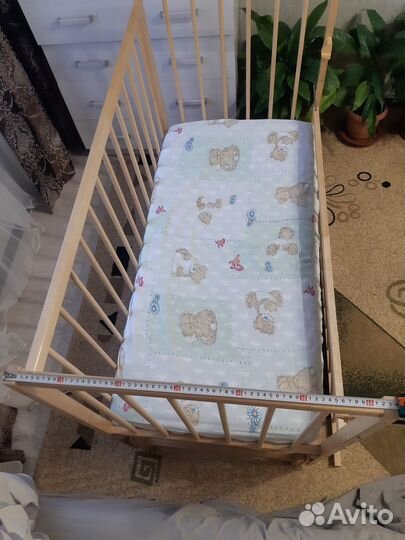 Детская кроватка с маятником