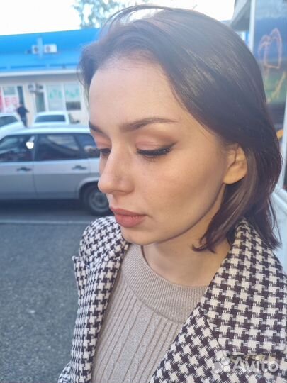 Визажист бровист