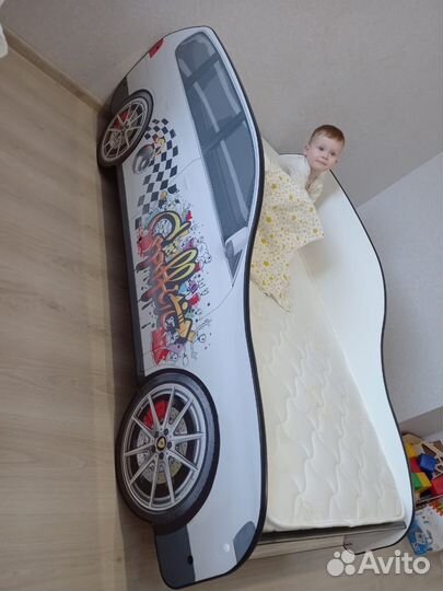 Детская кровать машина