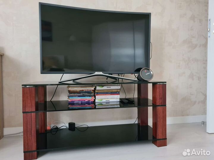Стеклянная тумба под тв