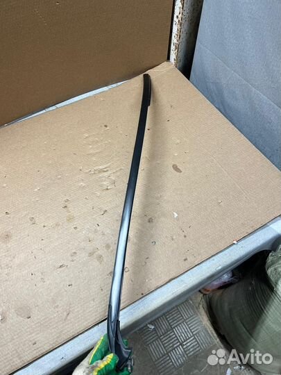 Внешний молдинг передней правой стойки Lexus LX450