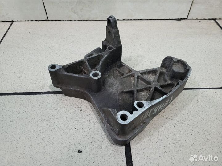 Кронштейн двигателя Renault Laguna 3