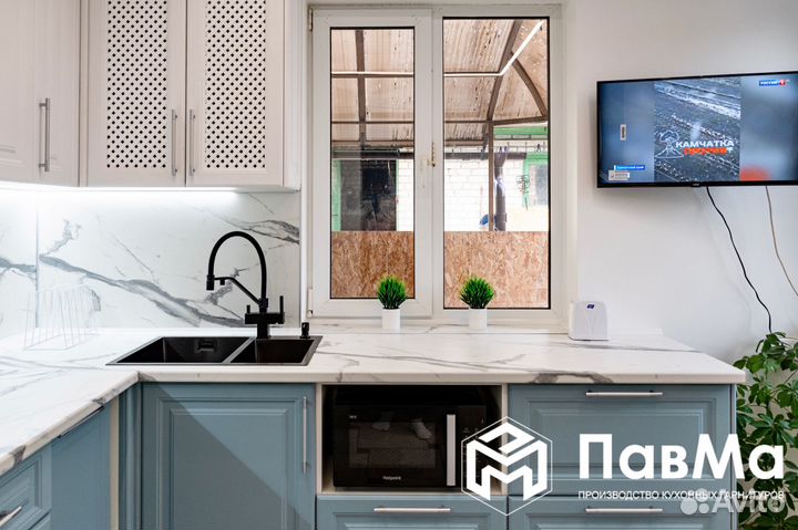 Кухонные гарнитуры с решетками на фасадах 210