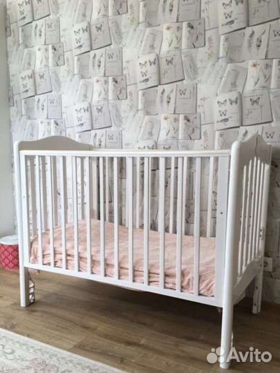 Детская кроватка с маятником