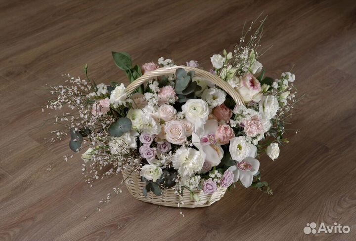 Букеты и композиции с розами, ирисами и гортензией