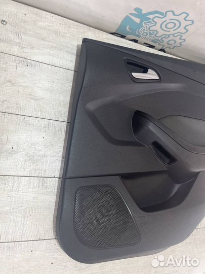 Обшивка задней правой двери Ford Focus 3