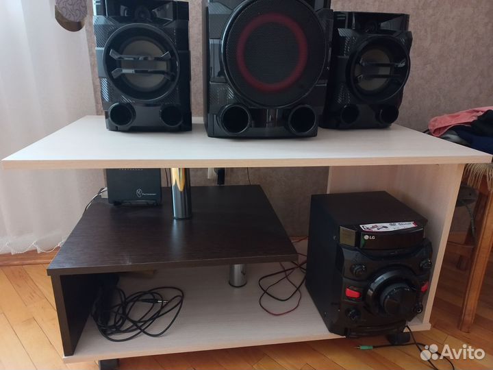 Компьютерный стол новый и стол полка