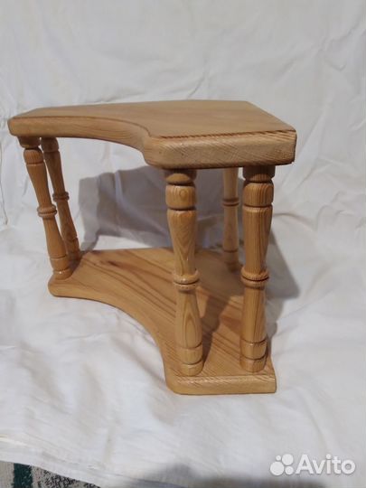 Полочка угловая,массив сосна