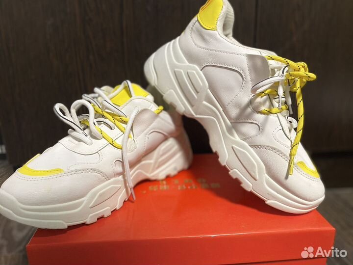 Кроссовки женские