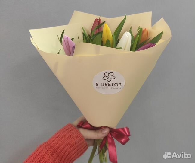 Букет 7 тюльпанов микс с фисташкой в матовой пленк