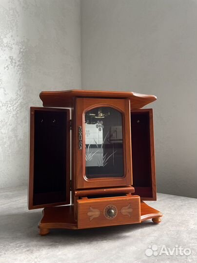 Шкатулка - шкаф для украшений