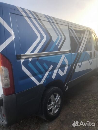 Оклейка авто рекламой