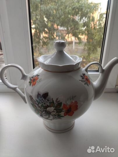 Большой фарфоровый чайник