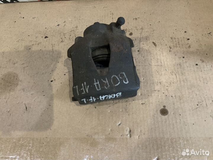 Суппорт передний левый правый Volkswagen Bora