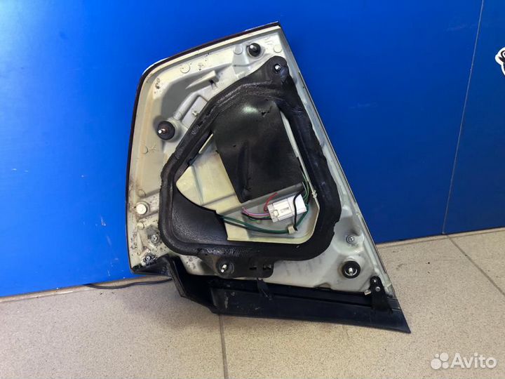 Фонарь правый на Nissan Fuga 50