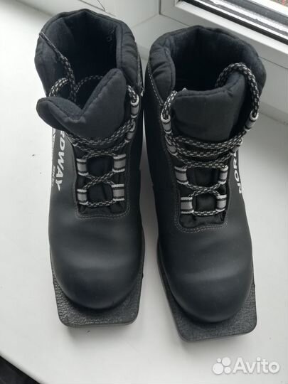 Лыжные ботинки