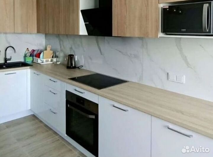 Белый кухонный гарнитур с Деревом