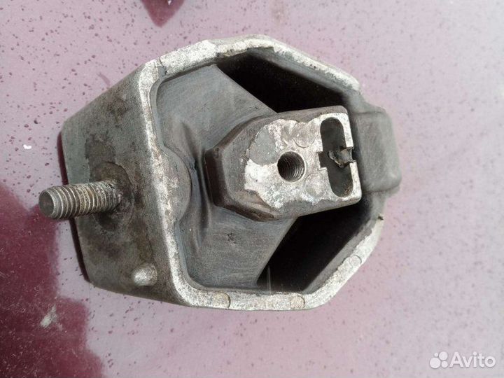 Подушка кпп Audi A6 седан 2.0I 1995