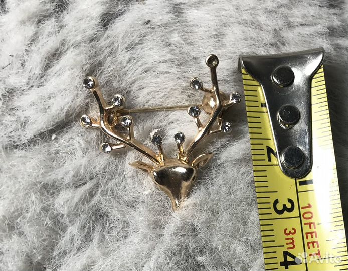 Брошка значок золотой олень с камнями новая