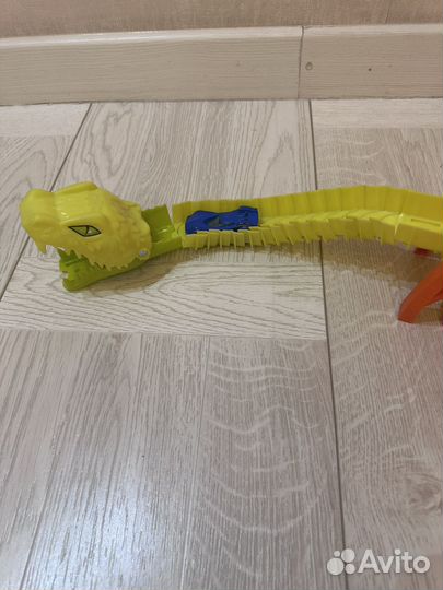 Hot wheels трек змея с машинкой в комплекте