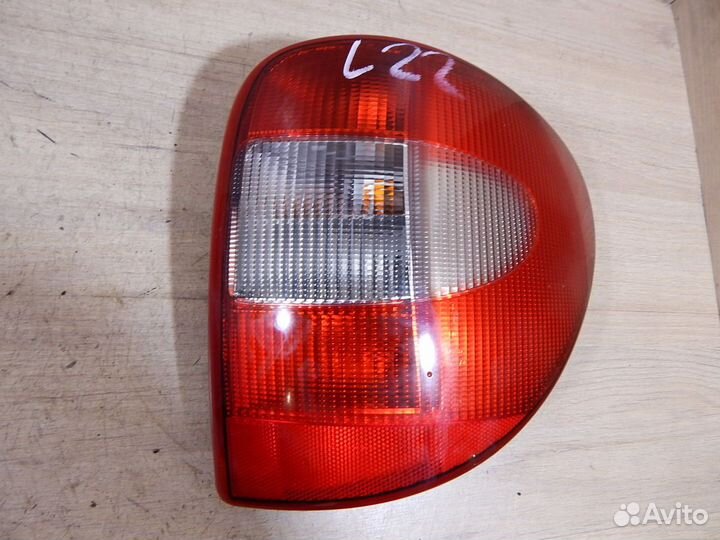 Фонарь задний правый Chrysler Voyager