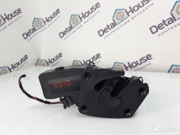 Петля двери багажника правая Skoda Superb 2 2.0